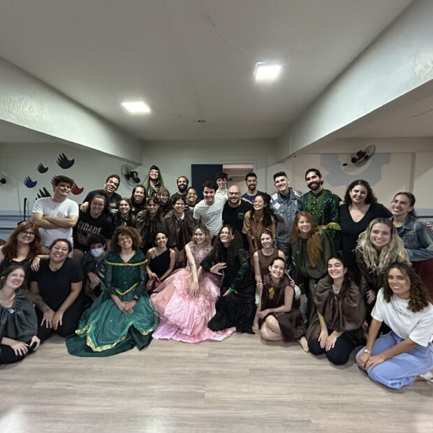 Elenco e produção do musical As Bruxas de Oz nos ensaios da peça que estará em cartaz neste fim de semana. Crédito: Divulgação