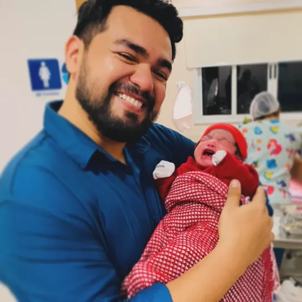 Breno Cabral emociona ao mostrar Maria Eduarda e declara: "Trouxe um pedaço do céu para nossas vidas."