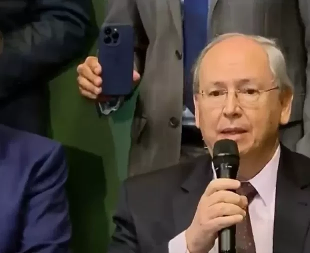 carlos cesar moretzsohn rocha ao lado do presidente do pl valdemar costa neto em coletiva de auditoria das urnas eletronicas apos as eleicoes de 2022 1732221003557 v2 900x506.jpg