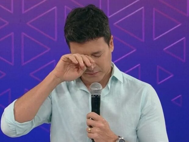 Apresentador desmonta camarim e relembra momentos icônicos; clima é de nostalgia total!