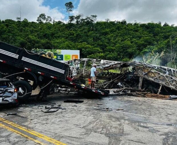 21dez2024 acidente envolvendo um onibus uma carreta e um carro deixou mais de 38 mortos em teofilo otoni mg 1734806822436 v2 900x506