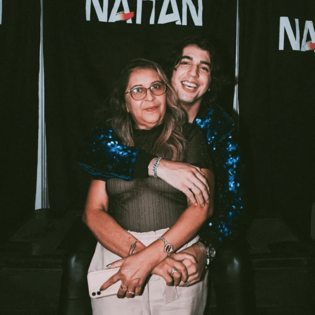 Enquanto o casal desfila paixão pelo Brasil, mãe do cantor segue apegada à ex-nora e cria resistência ao novo relacionamento.