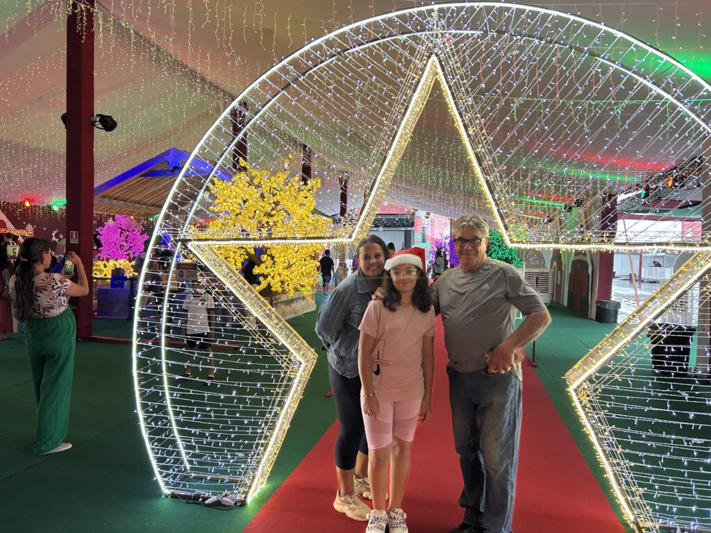 Andréia Domingos, Kellen Domingos e Antônio César Ferreira no Natal Flor do Cerrado. Crédito: Amanda Karolyne