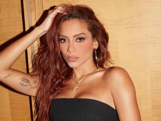 "Anitta Nostálgica: Regravações de Hits Antigos Agitam Fãs e Aumentam Boatos de Aposentadoria!" Cantora surpreende com versões inéditas de sucessos e fãs especulam: seria o início da despedida?