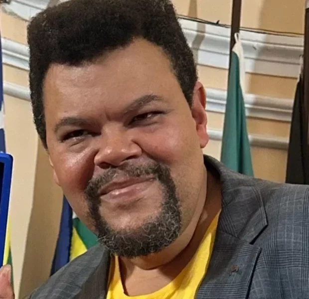 Ator e ex-BBB 20 sai ileso de acidente grave em dia de chuva, mas preocupa fãs.