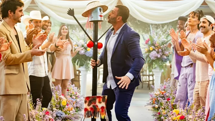 kleber bambam e a iconica boneca maria eugenia na gravacao da bodas de prata do bbb 1735245741727 v2 750x421.jpg