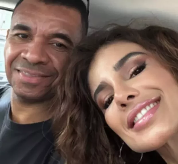 Cantora arma pegadinha e surpreende motorista com sua própria música no rádio.