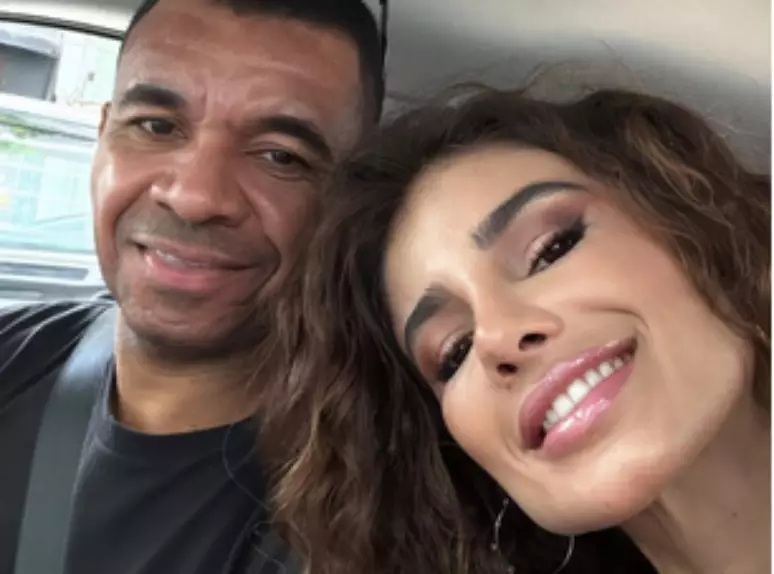 Cantora arma pegadinha e surpreende motorista com sua própria música no rádio.