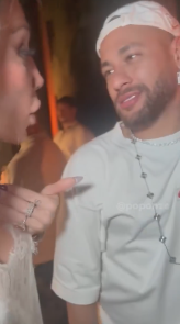 Craque elogia influenciadora após transição de gênero e ainda brinca sobre amigos solteiros