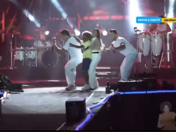 Cantora anima Festival da Virada 2025 em Salvador, mas desequilíbrio rouba a cena e diverte a internet!