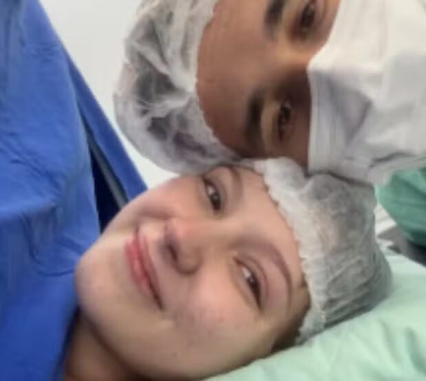 isabel veloso mostra foto em sala de parto