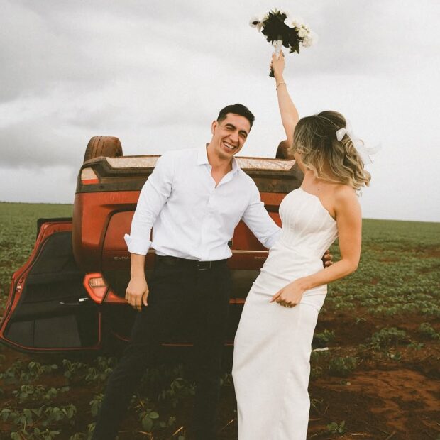 Nem o acidente abalou os planos desse casal e a sessão de fotos virou um fenômeno na internet