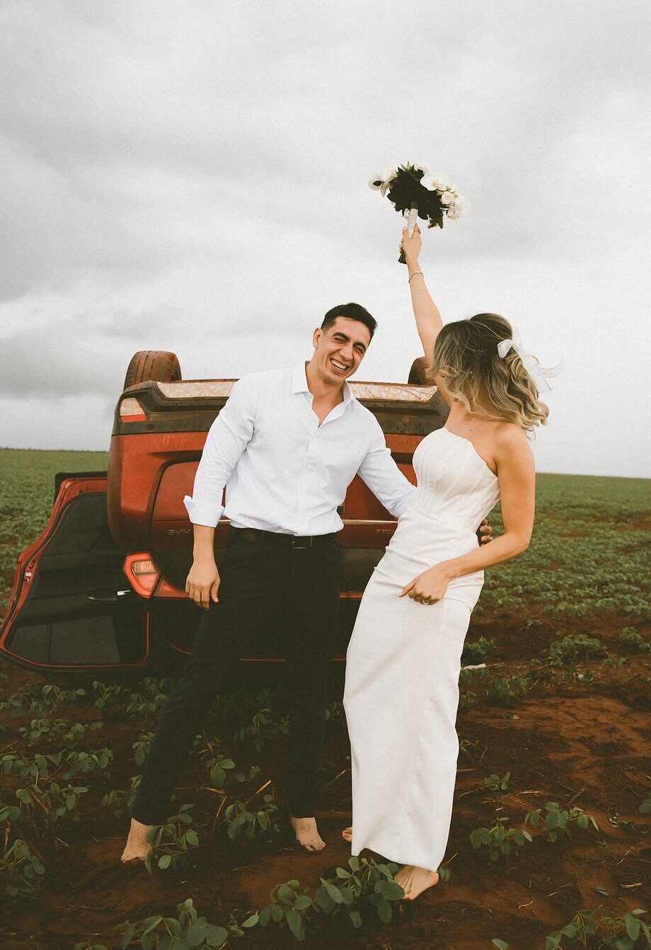 Nem o acidente abalou os planos desse casal e a sessão de fotos virou um fenômeno na internet