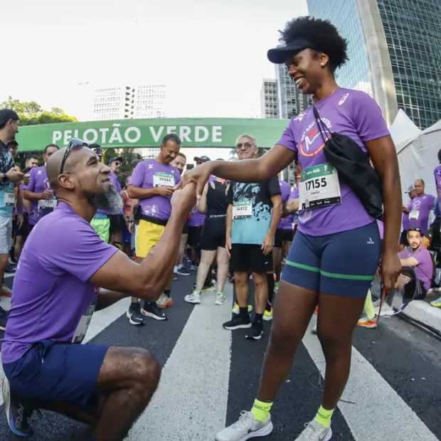 casal fica noivo na são silvestre