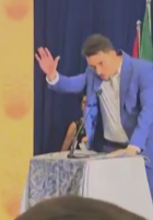 Filho 04 de Bolsonaro é o vereador mais votado da cidade, mas não escapa da reprovação do público na cerimônia de posse.