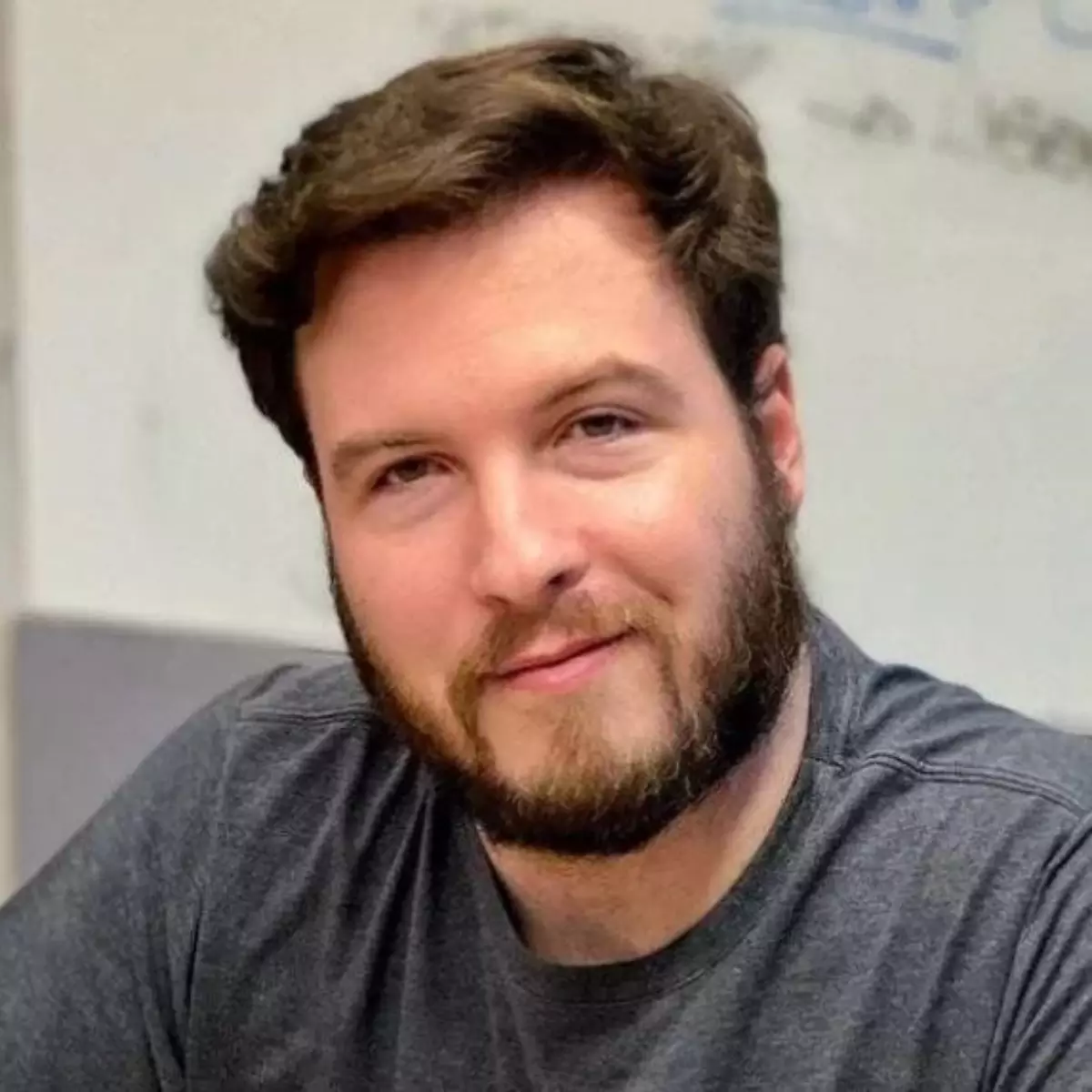 Após anunciar aborto espontâneo, influenciador é alvo de críticas pesadas por compartilhar imagens sensíveis nas redes sociais.