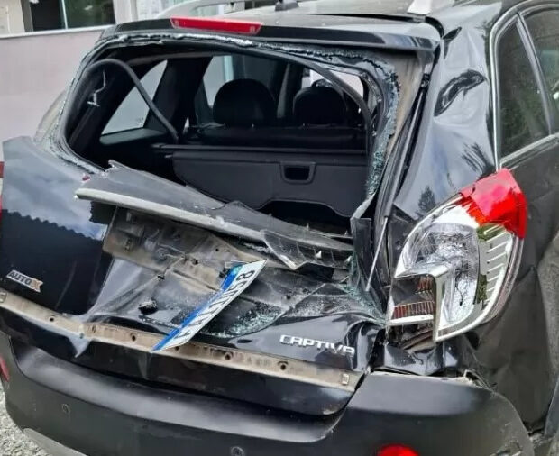 carro que estava estacionado em area proxima de onde helicoptero caiu em penha sc teve a traseira de