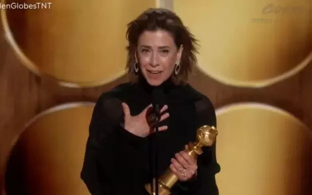 : A atriz brasileira conquista a estatueta de Melhor Atriz em Drama e dedica o prêmio à mãe, Fernanda Montenegro.