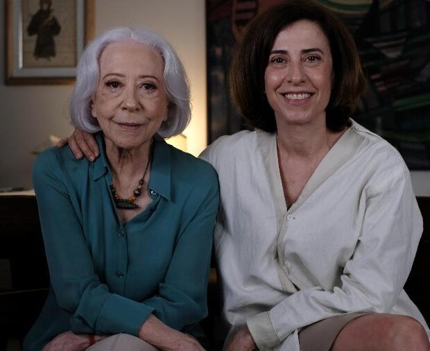 Aos gritos e com muita emoção, a dama do teatro brasileiro celebrou a conquista inédita da filha, que marcou o cinema nacional.