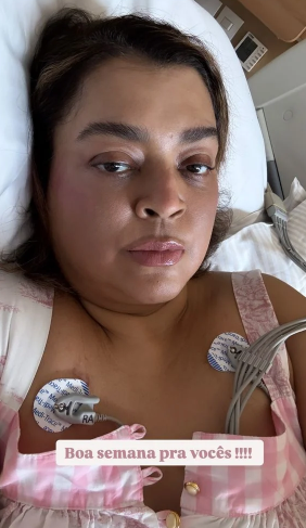 Internada após cirurgia de 20 horas, cantora surge monitorada por eletrodos em foto e levanta dúvidas sobre seu estado de saúde.