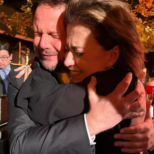 Ator celebra de forma emocionante o marco histórico da colega de elenco e amiga, a primeira brasileira a vencer como Melhor Atriz em Filme de Drama.