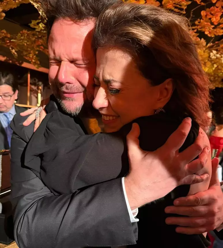 Ator celebra de forma emocionante o marco histórico da colega de elenco e amiga, a primeira brasileira a vencer como Melhor Atriz em Filme de Drama.