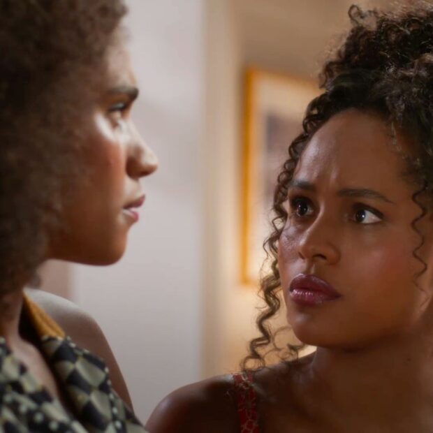 A mocinha percebe incoerência na história após descobrir a idade da vilã.