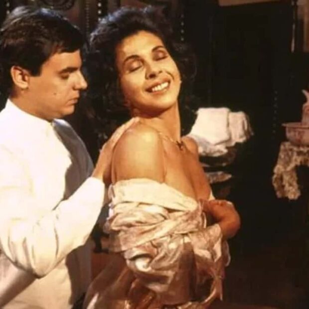 Após o primeiro beijo dos dois, eles decidem começar um relacionamento, no mangue seco.