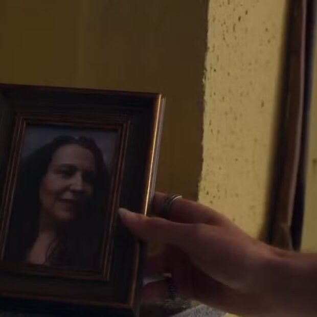 Com a passagem de tempo de um ano, é revelado que a tia de Rudá adoeceu e morreu.