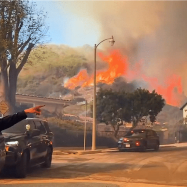 Celebridades como James Woods e Heidi Montag abandonam suas casas às pressas enquanto incêndios devastam Los Angeles, deixando um rastro de destruição e cenas de solidariedade.
