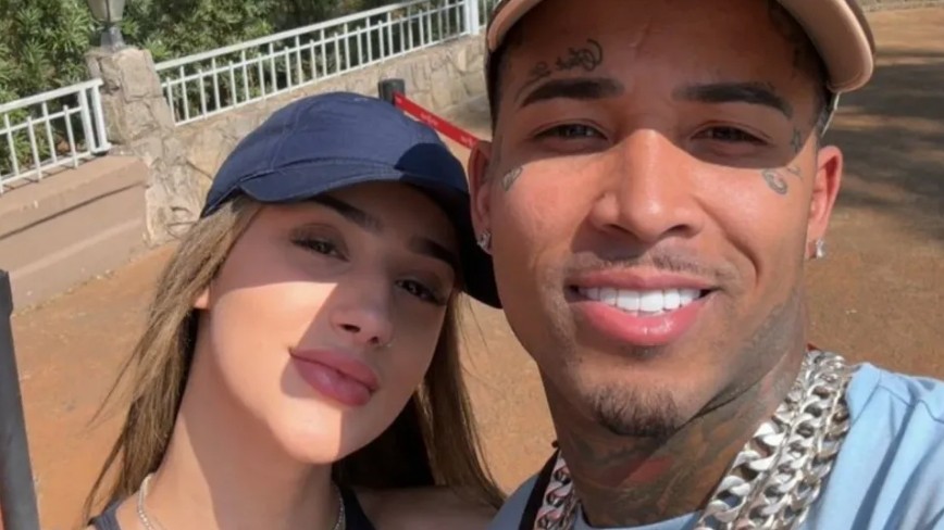 bia miranda e gato preto