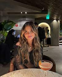 A apresentadora foi filmada em clima de proximidade com a atriz e cantora Júlia Gomes, que já brilhou em Chiquititas e no The Voice Kids. Descubra quem é a jovem artista que está dando o que falar!