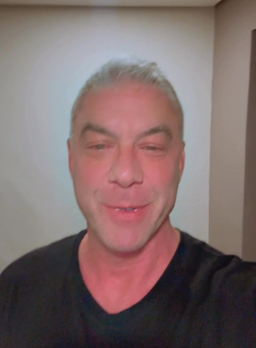 Separação tumultuada inclui encargos de pensão compensatória, acusações de falsificação e violência doméstica; ambas as partes seguem em disputa judicial.