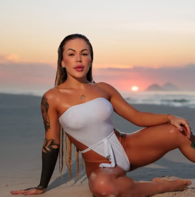 Aos 23 anos, Ravena causou polêmica ao justificar demissão de profissional por hábitos alimentares considerados incompatíveis com a profissão.