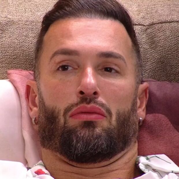 O atleta sempre deixou claro em suas redes sociais o apoio ao ex-presidente Jair Bolsonaro, além de votos e posicionamentos políticos.