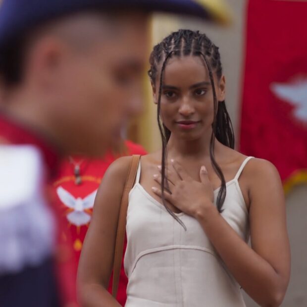 A mocinha dá início ao seu plano de vingança.