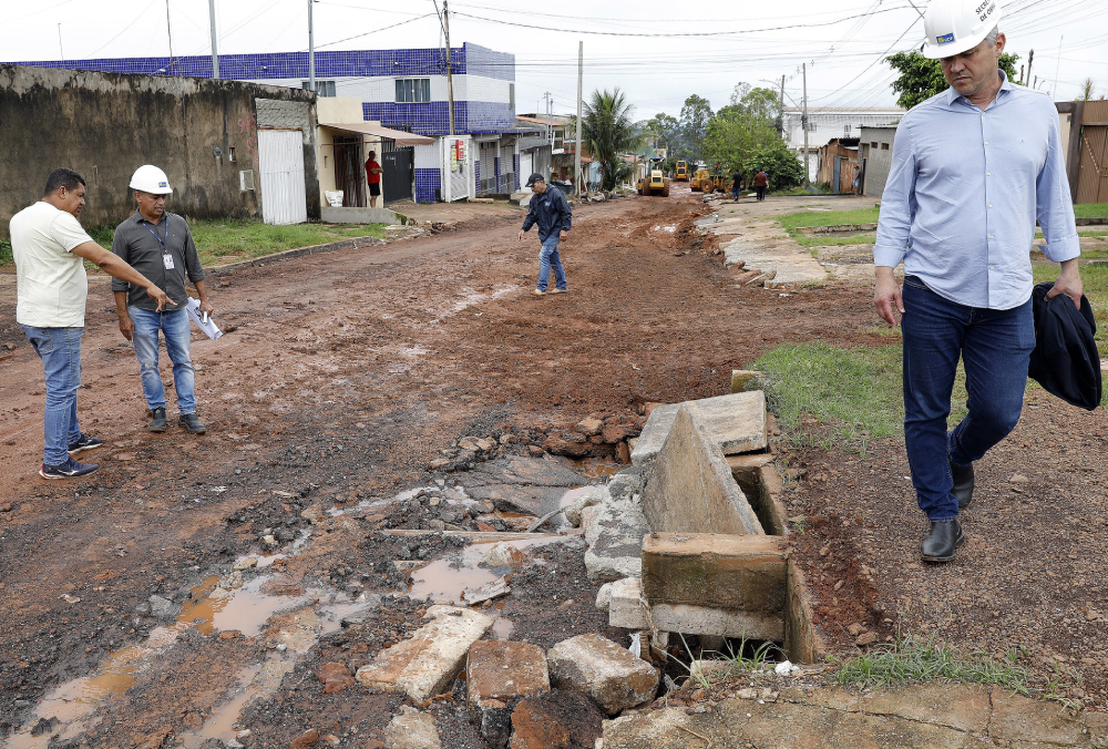 Sol Nascente vistoria obra para conter erosão e recuperar área degradada