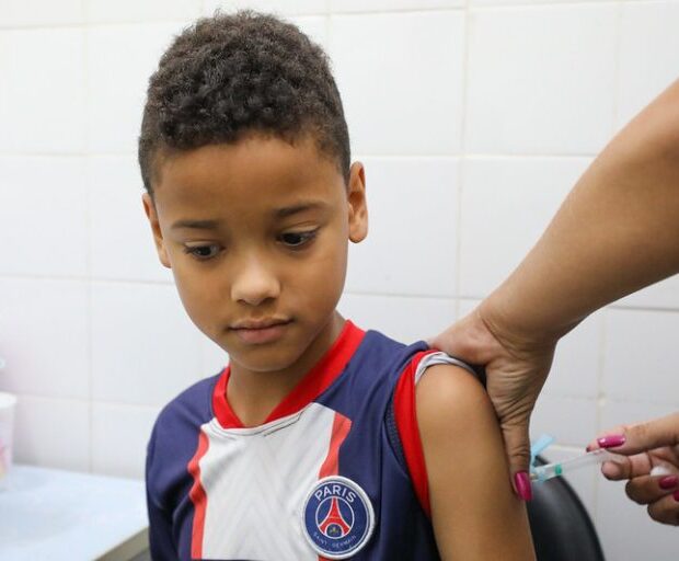 vacina dengue criança