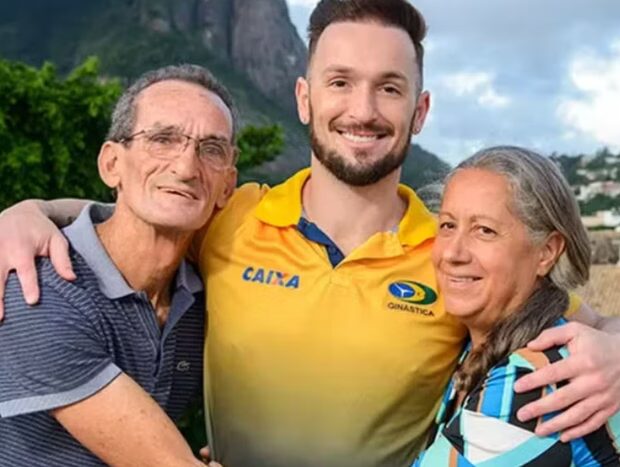 Ginasta conta sobre despejo, fome e a promessa de cuidar dos pais para sempre.