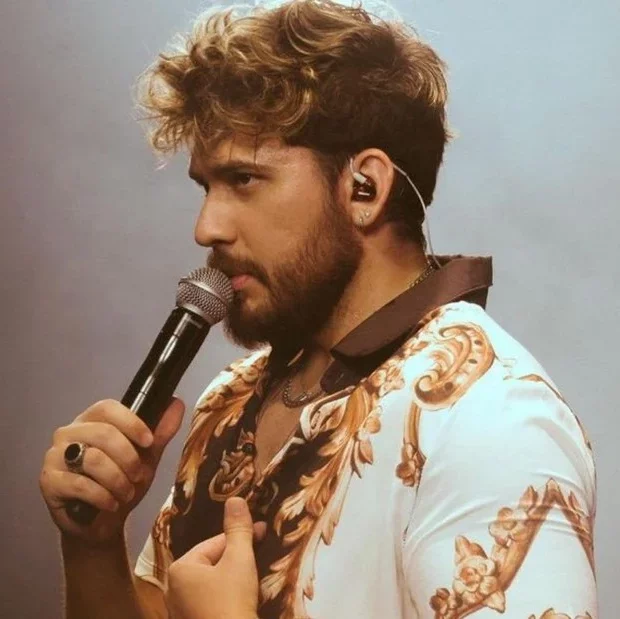 O sertanejo revela ataques a amigos e critica atitudes de fãs após fim do relacionamento.