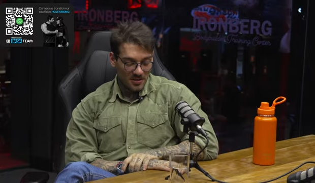 Em entrevista ao Podshape, apresentado por Juju Salimeni e Diogo Basaglia, o cantor diz que nunca se cobrou estar em alta