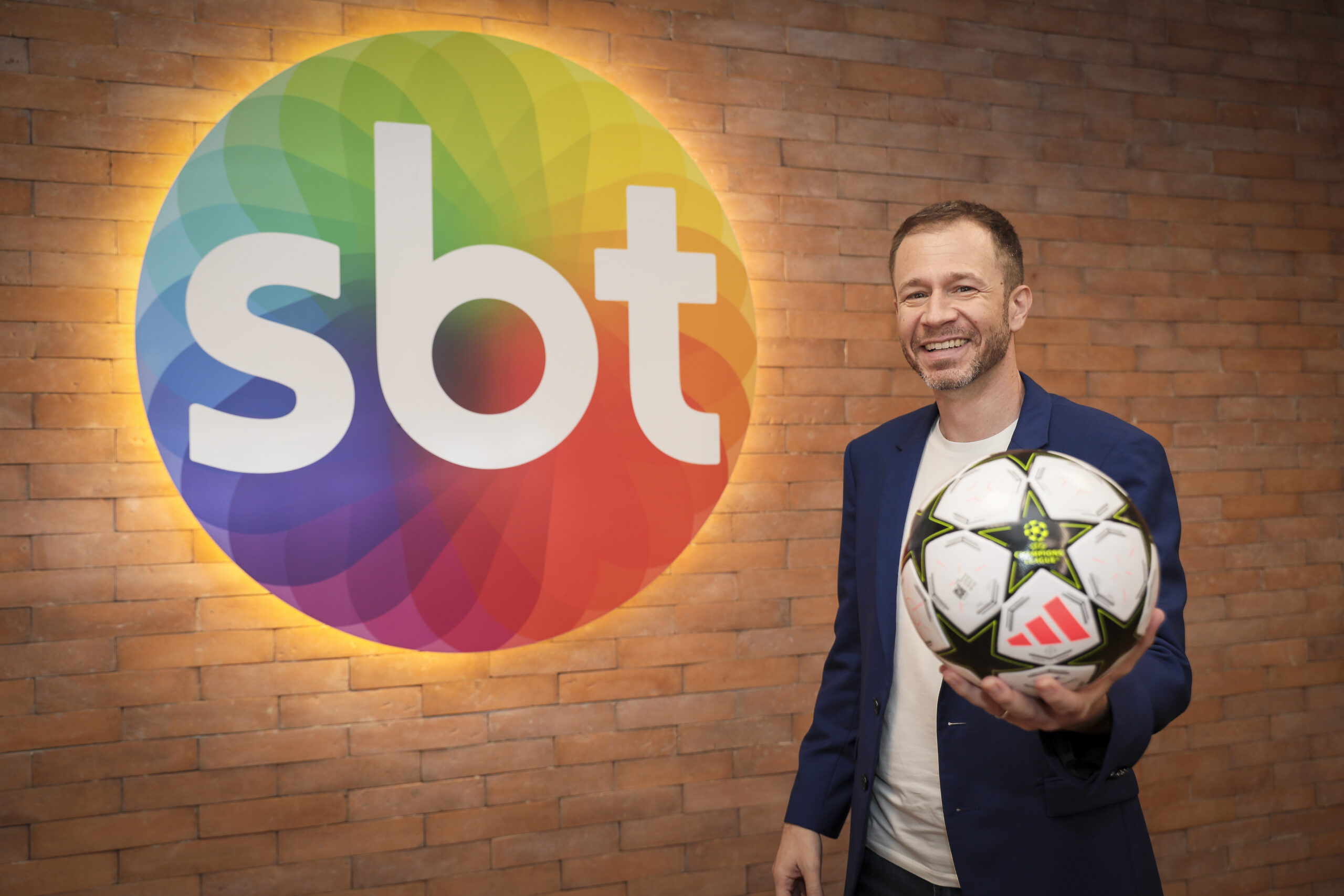 O mais novo contratado da emissora, estreia hoje às 16h45 na UEFA Champions League, já sendo um dos principais produtos da casa. (Foto: Rogério Pallatta)