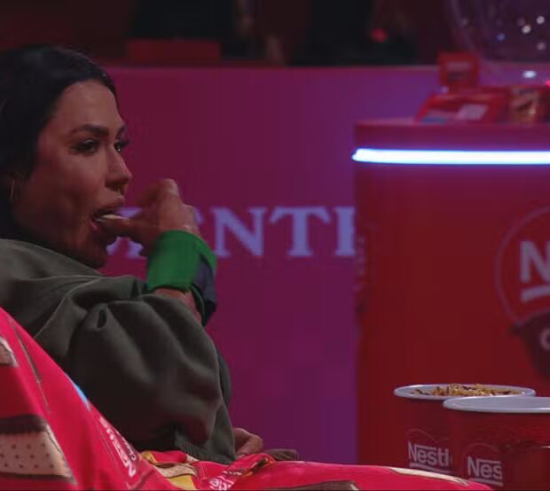 Em um momento descontraído, a musa fitness quebrou sua dieta rigorosa e provou chocolates pela primeira vez em duas décadas, surpreendendo os colegas de confinamento.