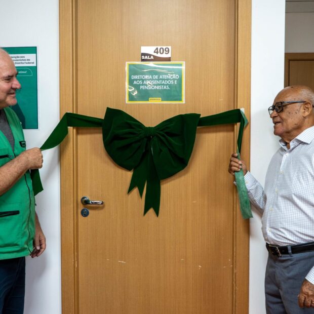 foto 1 dpg celestino chupel e defensor coriolano em inguracao do no espaco de atencao aos aposentados e pensionistas da dpdf 1920x1080