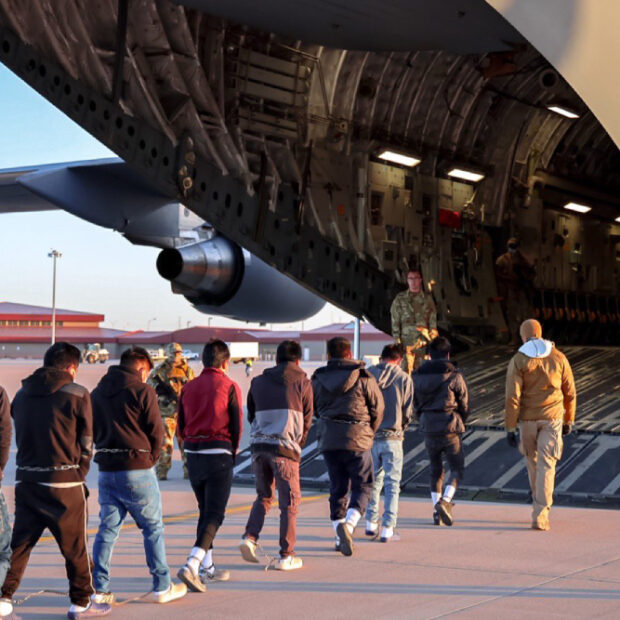 primeiro voo com imigrantes ilegais em processo de deportação são levados a avião militar dos eua para fora do país