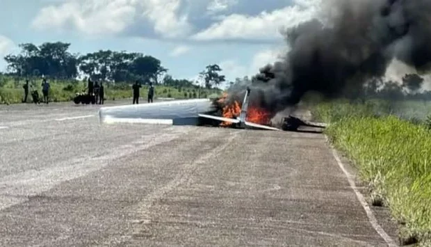 O incidente ocorreu no aeroporto de Pará de Minas, com chamas controladas rapidamente pelos bombeiros.