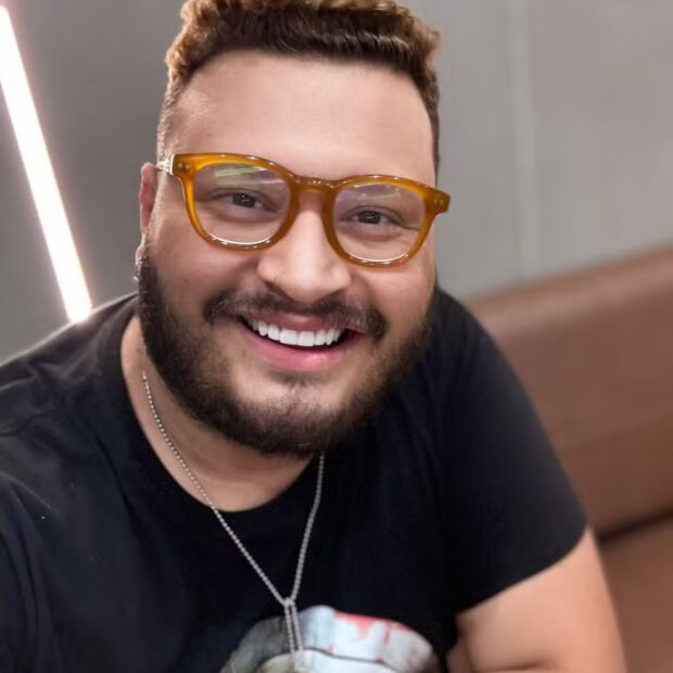 Ex-participante do BBB 20, Victor Hugo celebra os 31 anos com o lançamento de seu primeiro EP, que traz composições de 2015 e parcerias com amigos e até com sua ex-namorada.