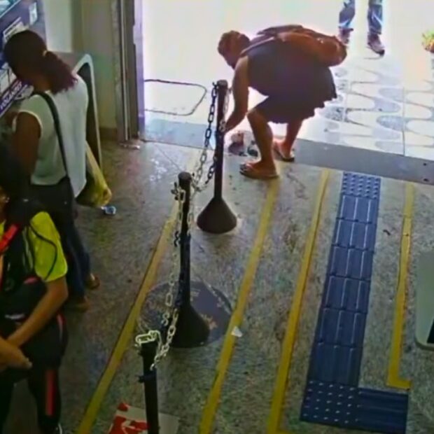 mulher pega dinheiro loja