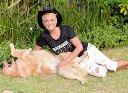 A eterna Rainha dos Baixinhos retorna ao Fantástico para emocionar o público com histórias de resgate e adoção de animais abandonados.