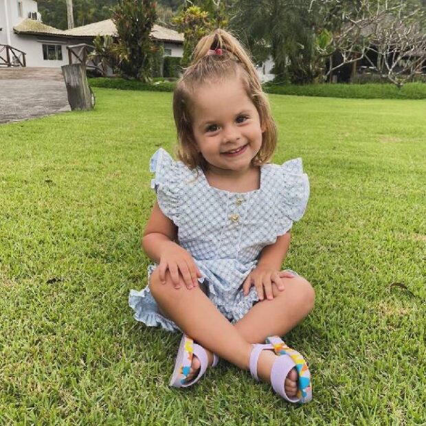 Virginia compartilha momento fofo em que Maria Flor diz adeus à chupeta com a ajuda da irmã mais velha, Maria Alice. Um adeus doce e cheio de emoção!